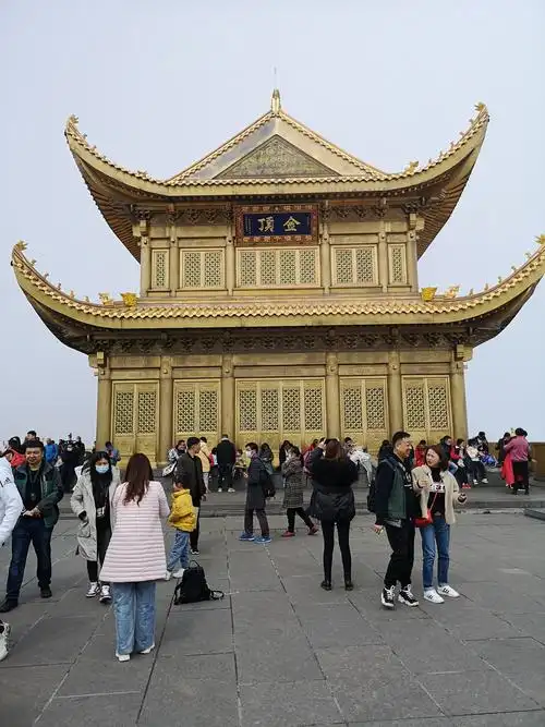 峨眉山上秋色美,金碧辉煌让人醉