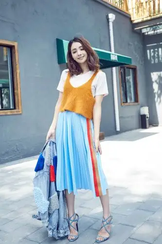 麦迪娜生娃后更大胆了!浑身只穿一件西装?168cm藏不住凹凸感!