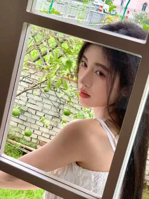 鞠婧祎白色吊带裙live图