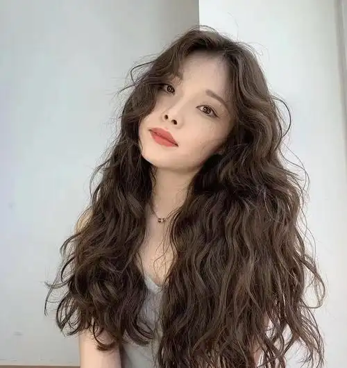 别再留"黑长直"了,今年秋季最流行的烫发发型,减龄又气质_腾讯新闻