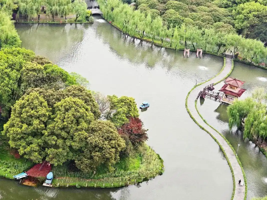 公园风光 这是一张春天的公园风景照片.在画面中