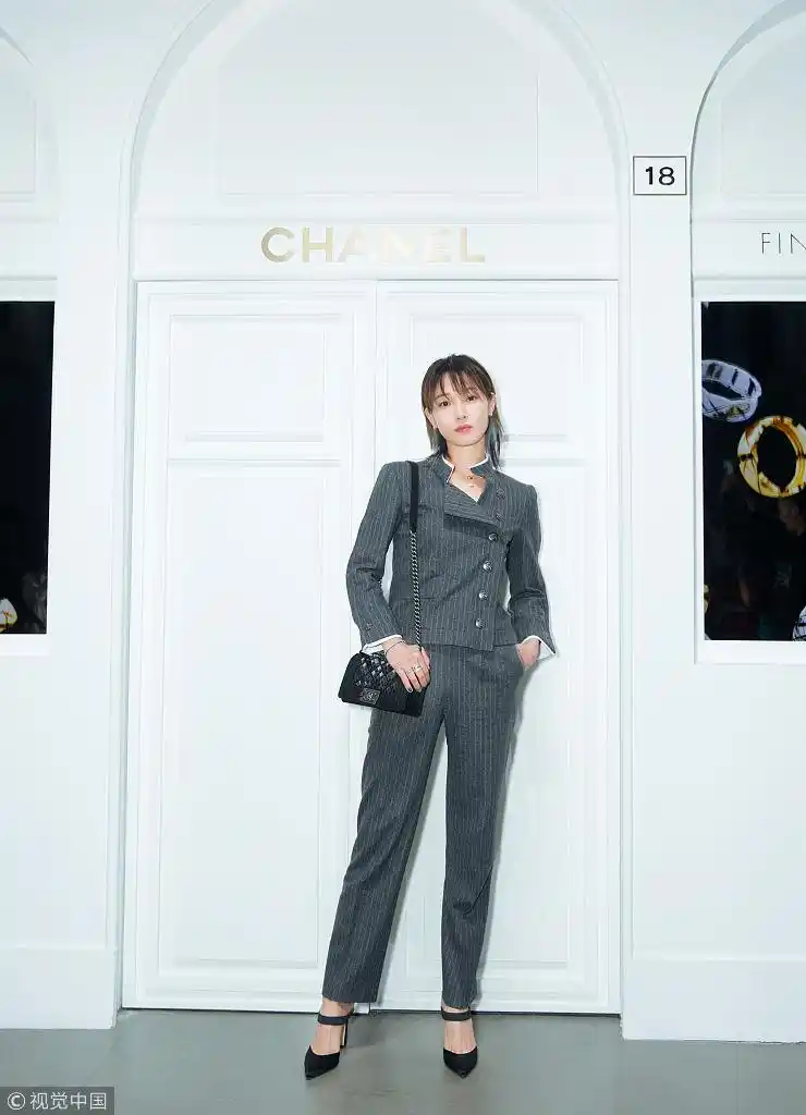 白百何以新发色亮相香奈儿体验展 条纹套装尽显高挑身材