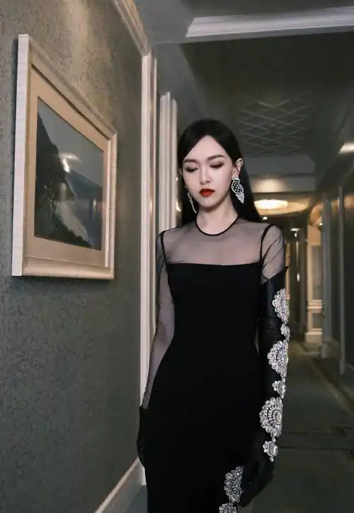 一袭高开叉礼服大秀美腿,一点不像孩子妈_身材_黑色_线条