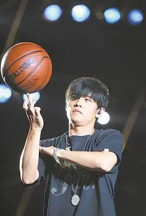 玩转篮球,是周杰伦的长项 摄影 杨刚