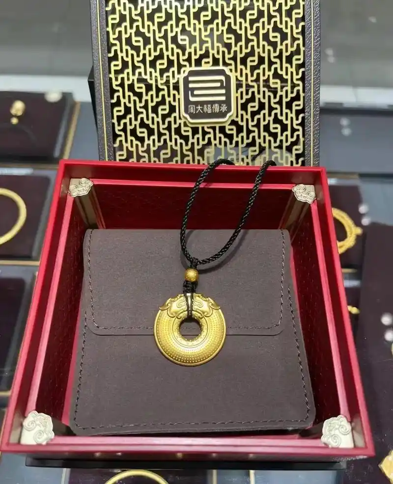 周大福传承双龙平安扣双龙平安扣,又称为双龙护主,寓意佩戴者 - 抖音