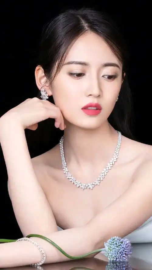 陈钰琪白色抹胸长裙造型手机高清壁纸,明艳动人,简直就是尤物啊,好美