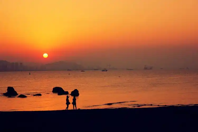 这个时候,在海边沙滩漫步静坐,吹下海风,感受下海水漫过脚踝,看着夕阳