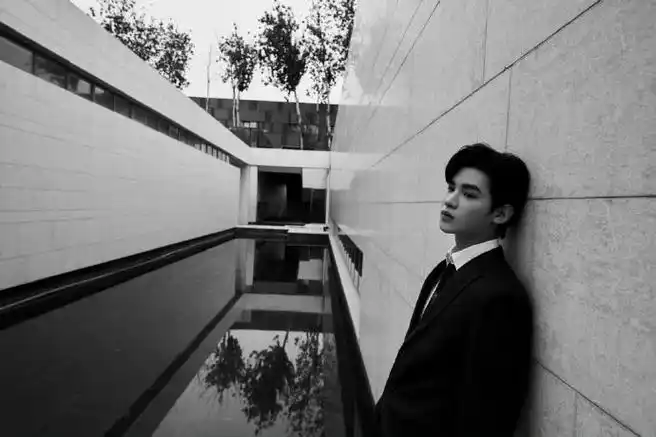 造型#黑色西装造型真的好适合黄明昊,既帅气又有型,虽然是黑白大片,但