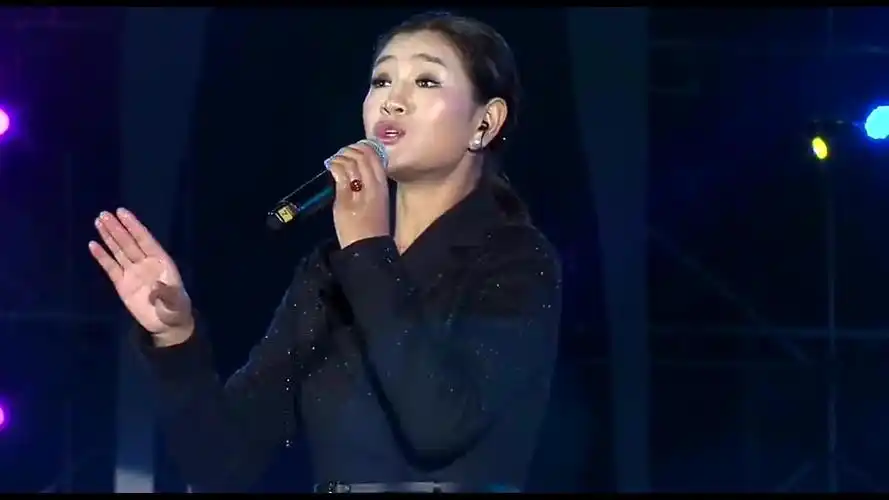 降央卓玛雨中唱《草原夜色美》,大雨倾盆也要坚持唱完