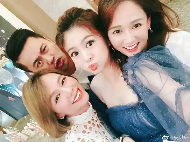 安以轩生日派对挺孕肚身材纤细 众明星好友合照少女感十足