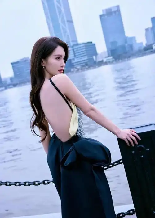 金晨最新写真大片释出大露背蓝色亮片长裙性感妩媚身材火辣