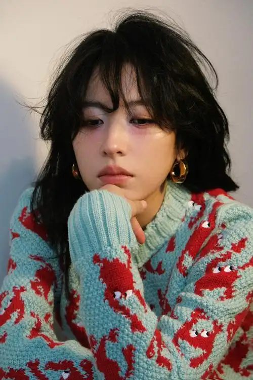 周雨彤尼龙开年刊封面