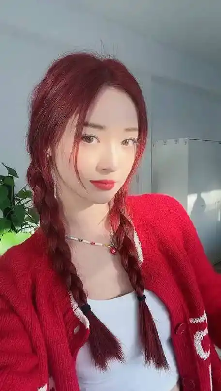 周洁琼红发双马尾造型