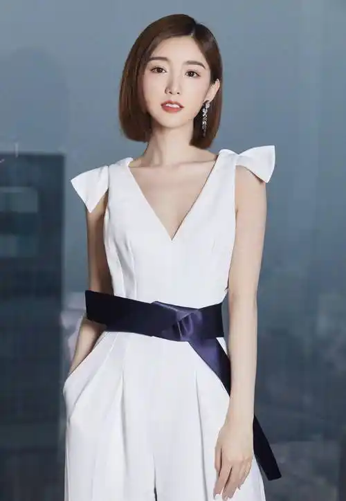 被生父勒索5000万,被男友劈腿,如今逆风翻盘成为优雅_