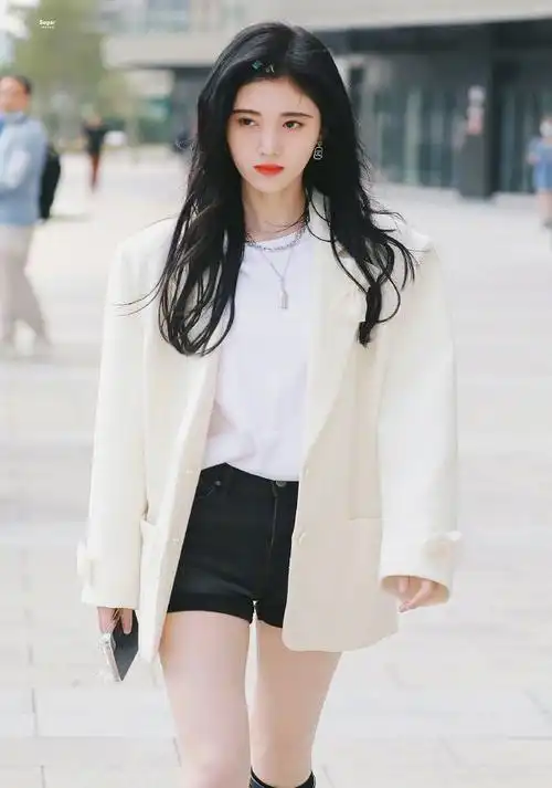 鞠婧祎最新饭拍私服,穿白色西装搭长筒靴帅气不失温柔