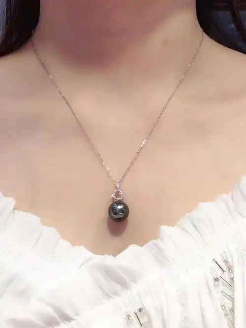 天然大溪地黑珍珠吊坠,18k金钻石镶嵌,珠子正圆强光微微瑕,皮光很亮