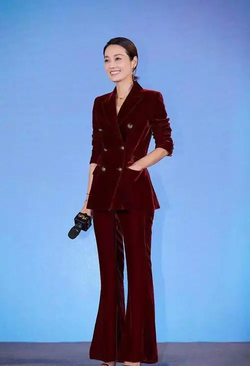 马伊琍罕见留长发穿丝绒西装扎低马尾气质比短发时更温柔了