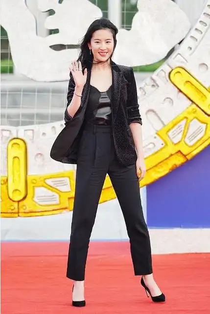 刘亦菲真会穿西装内搭小背心帅出新高度不愧是神仙姐姐