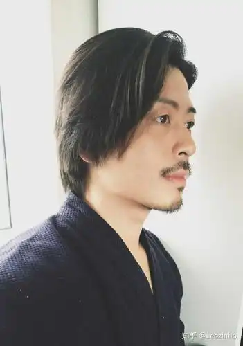 这大概是八九月份,基本能扎一个半丸子,但是鬓角的头发还差点,只能别