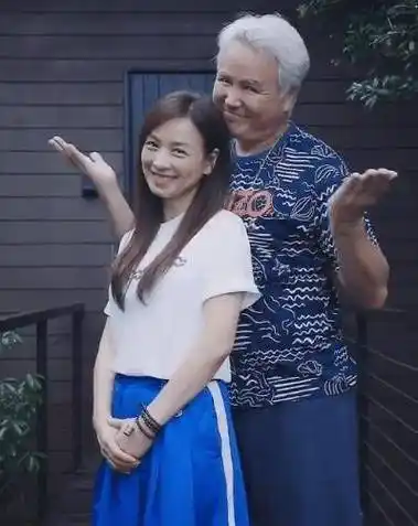 张庭晒十年变化,60岁林瑞阳和女儿贴脸对嘴不避嫌,全家就他显老
