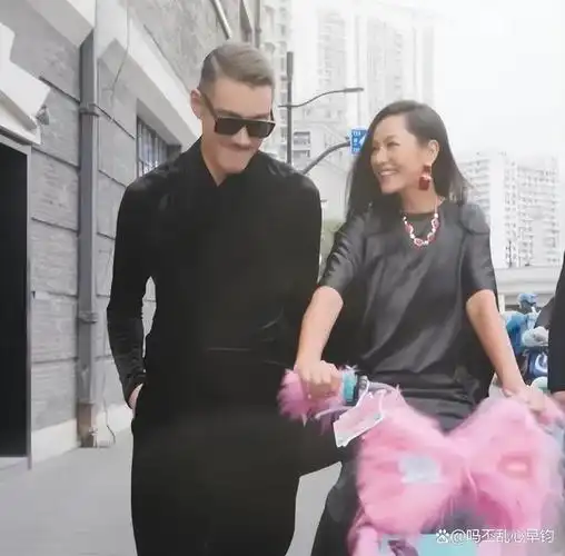 53岁胡兵追爱成功,晒甜蜜照庆生疑似官宣?网友:盼了二十年了!