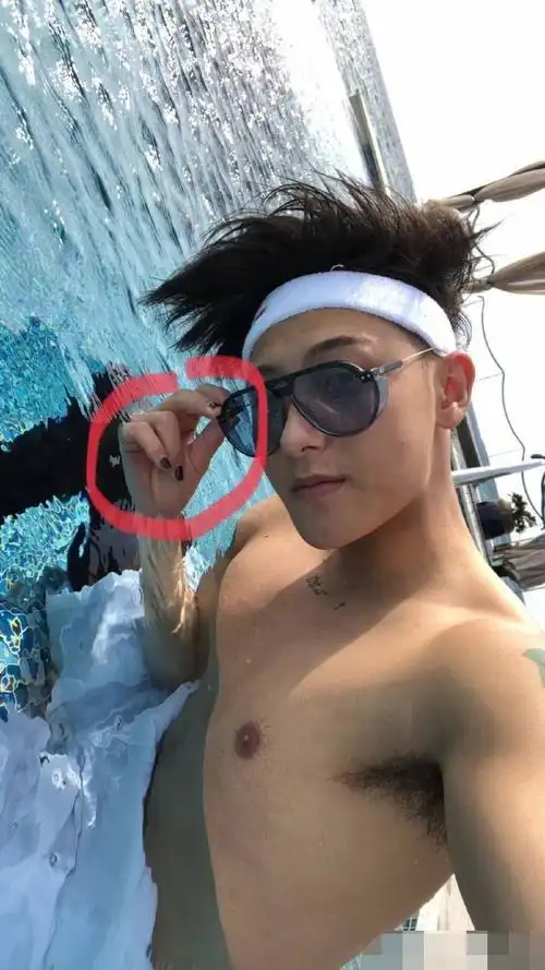 黄子韬晒度假照却被调侃,网友:他还有这个癖好