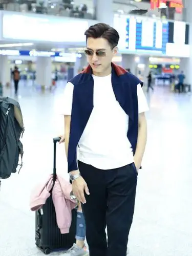 靳东43岁还是很潮,外穿马甲搭运动裤,帅气打扮如少年模样!_发型