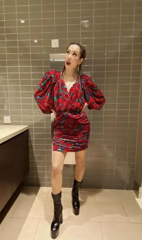 郑秀文终于走出情伤,穿蓝色毛衣配阔腿裤认真营业,状态好极了