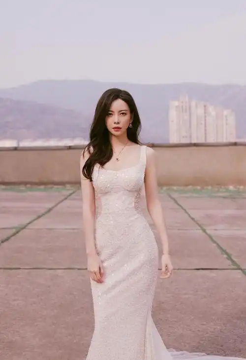 于文文唯美的身材,超高的颜值,曾一夜爆红,一手好牌却打的稀碎