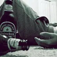 举杯邀酒敬孤独头像男生背影_微信头像图片大全