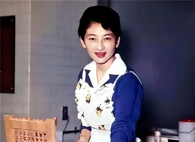 日本皇后正田美智子拒绝合葬和天皇没有爱情只有子宫被需要