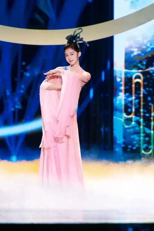 关晓彤国风舞台仙女飞天##关晓彤顾绣长裙好惊艳##东方卫视春晚