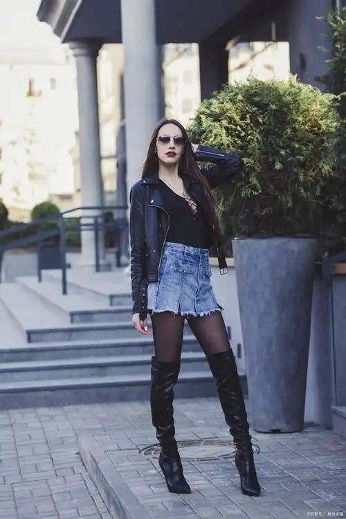 女人穿高跟长靴时,要怎么搭配衣服,才显气质又高级