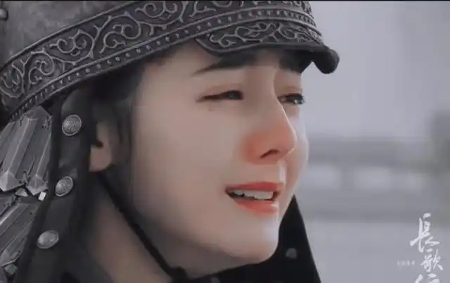 赵丽颖,圆圆的脸蛋甜美可爱,一身异域装扮,哭得泪流满面,眼睛红红的