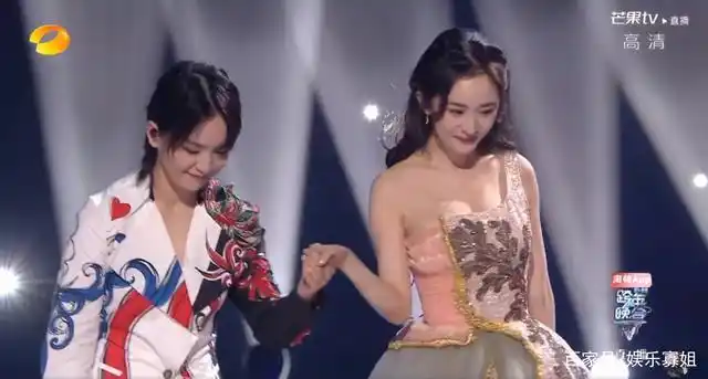 杨幂周笔畅跨年合唱小幸运牵手对视一整个被甜到