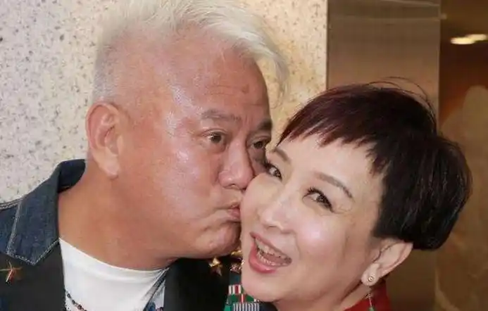他带出谭咏麟,亏欠张国荣,与周星驰闹掰,今70岁生活幸福!