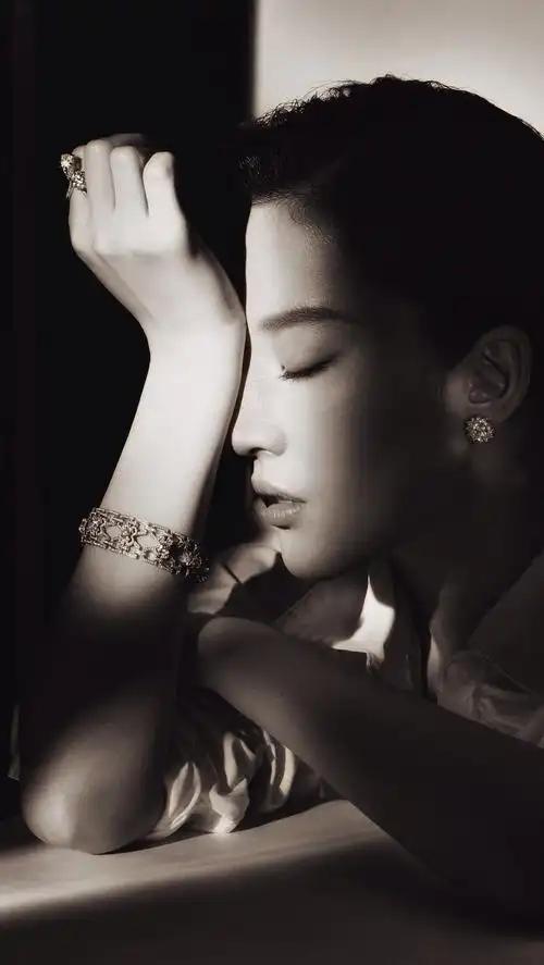 刘亦菲 芭莎珠宝十月封