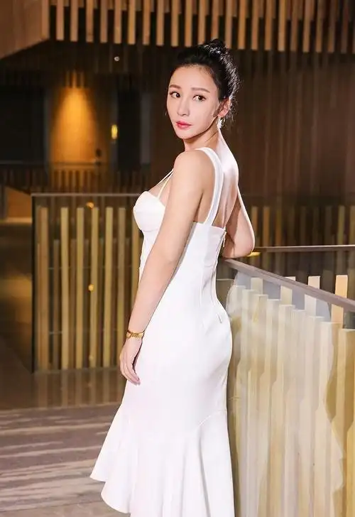 宅男女神柳岩大胸乳沟性感写真_人物明星图片_乐美图网