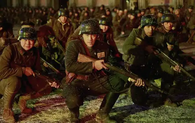 《八佰》:四行仓库里存活下来的"孤军营",扛下了军人意志