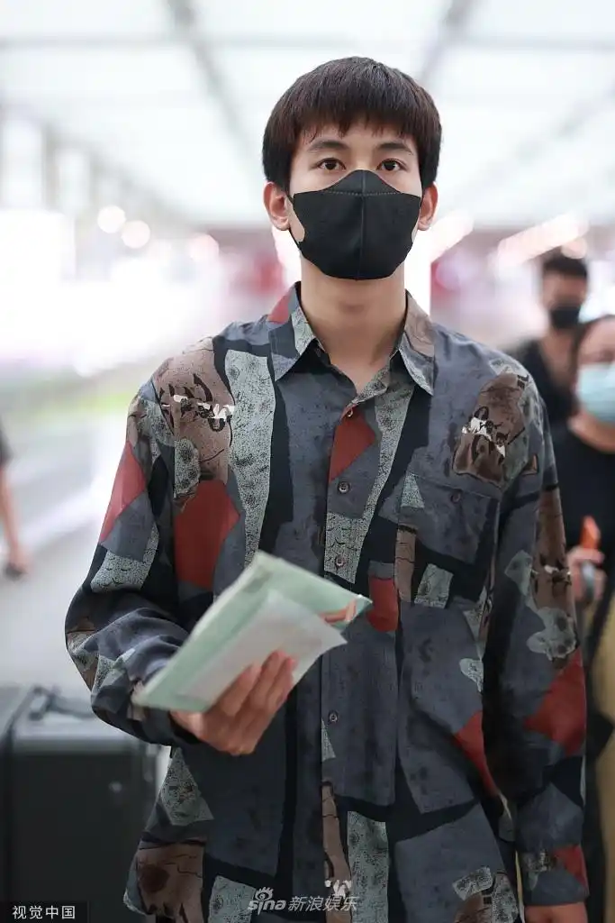 组图:胡先煦印花衬衫搭短裤活力有范 手里拿满粉私信件实力宠粉