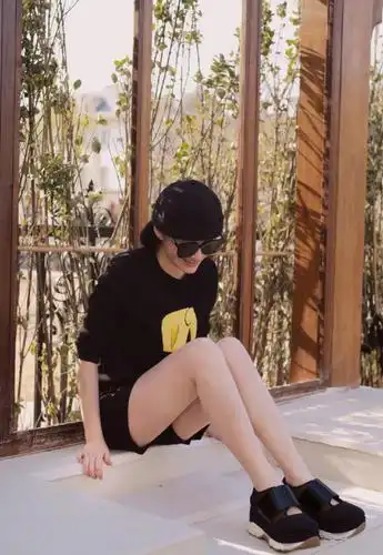 50岁许晴新发型气场全开,剪掉十年长发换成波波头,意外时尚减龄