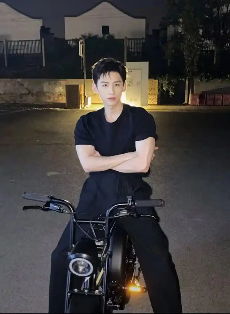 你喜欢偶像在你心中的封神图片 #白敬亭 #这谁顶得住啊 心 - 抖音