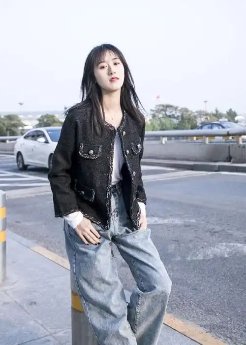 袁冰妍小香风外套,搭配宽松牛仔裤机场街拍,今日份黑长直大美女