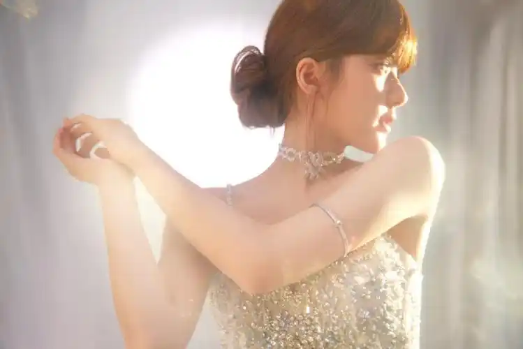 赵露思穿碎钻裙露美腿 回眸甜笑梦幻唯美