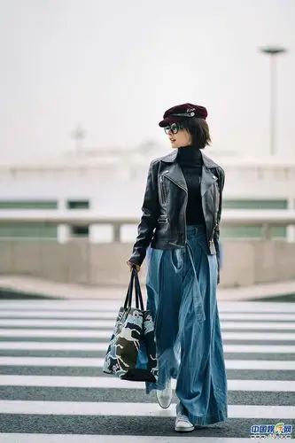 吴昕现身北京机场 时髦穿搭摩登十足