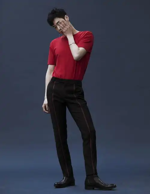 想起自家郑允浩老哥入伍期间也圆滚滚过,退伍后迅速减重15kg,身材颜值