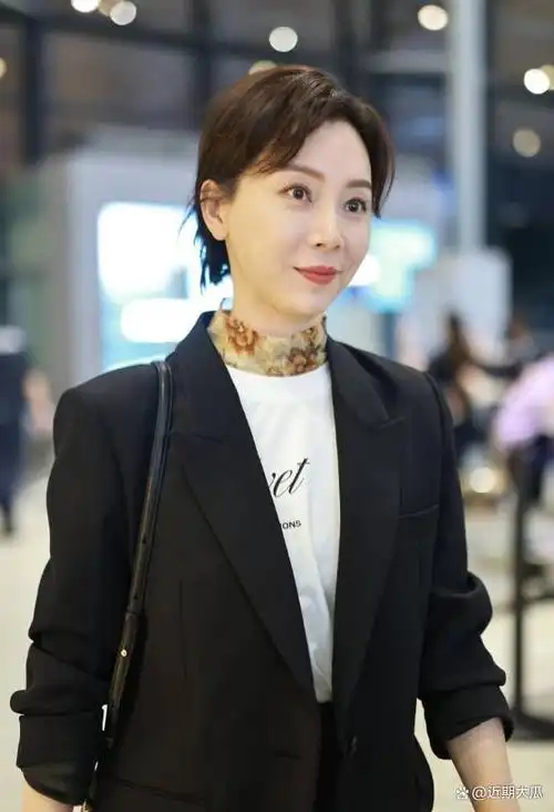 陈数休闲西装现身机场,利落短发释放飒爽魅力!