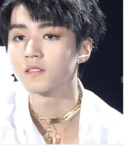 少年成名的小鲜肉王俊凯,虽然没有戴耳环打耳洞,但偶尔也尝试下耳根戴
