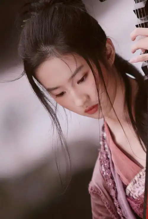 简介:刘亦菲绝美古装图片,分享一组刘亦菲图片给大家,图中的明星图片