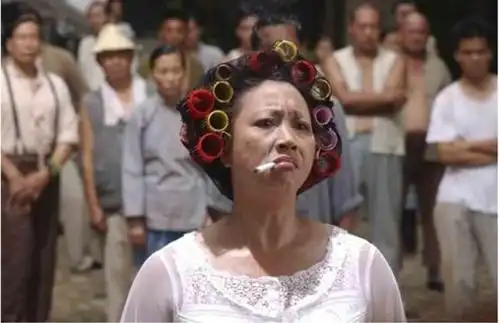 包租婆元秋:曾指着洪金宝成龙鼻子骂,周星驰三顾茅庐请她出山